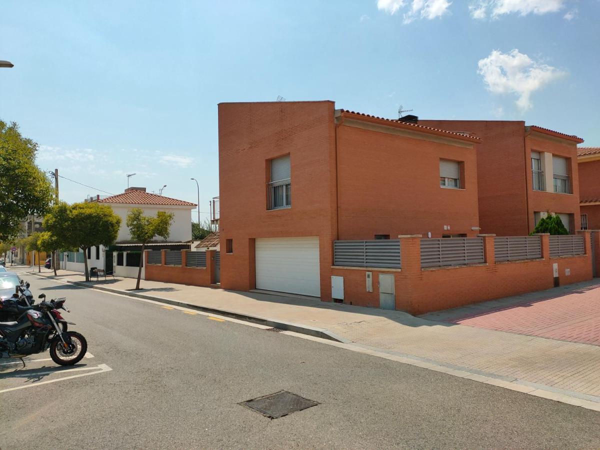Amplio Con Jardin Y Zona Barbacoa. *
